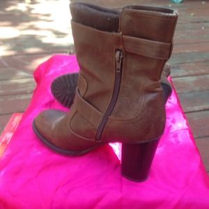 Mid calf GUESS boot