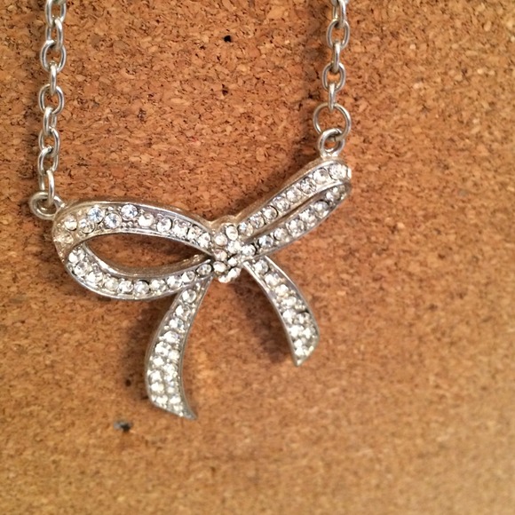 Bow necklace