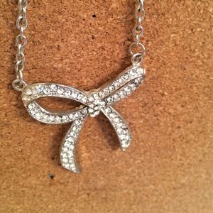 Bow necklace