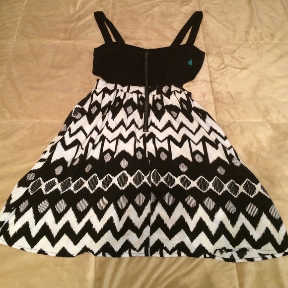 Volcom Summer Dress - Picture 2 of 2
