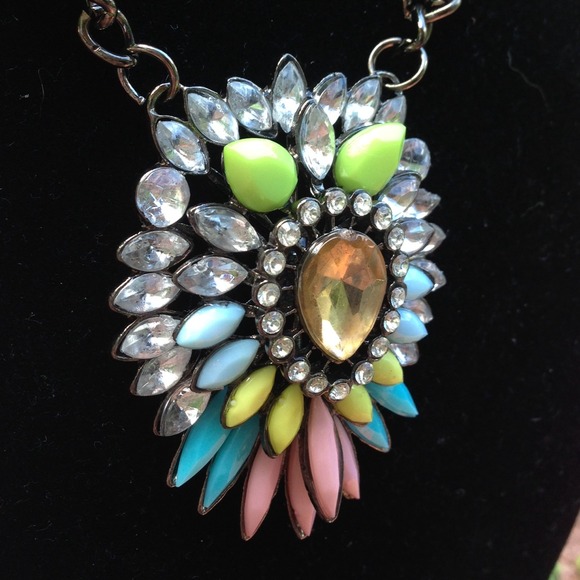 Gorgeous Necklace✨HP 8/17✨❌SOLD❌ - Picture 3 of 4