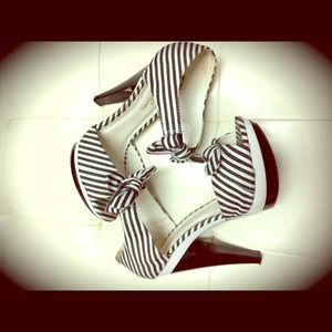 STRIPED BOW HEELS