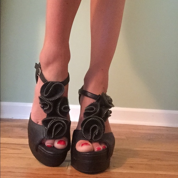 Black pumps with zipper flowers (no trades)