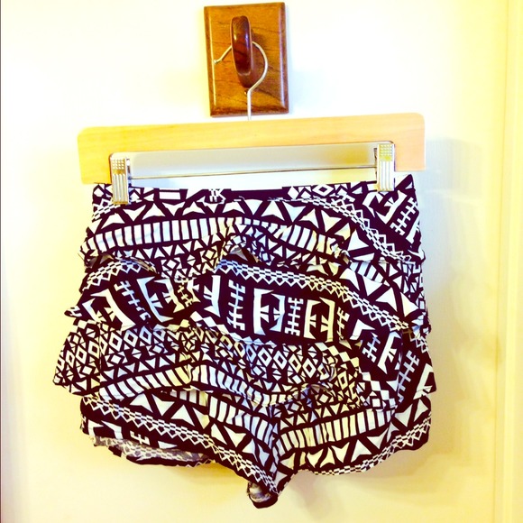 Black & white Aztec print ruffle Skort