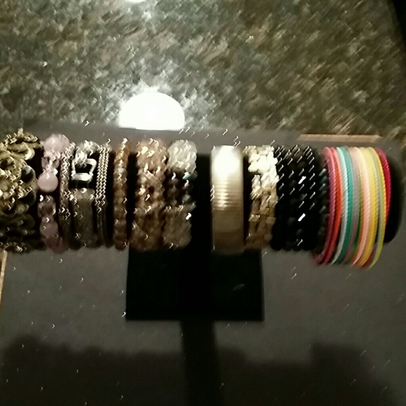 Jewelry - Bundle of assorted braclets