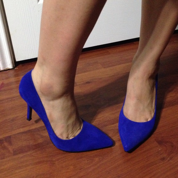 Nine West Royal blue suede pointy pumps!