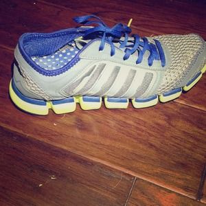 Women's Adidas tennis shoes  45$