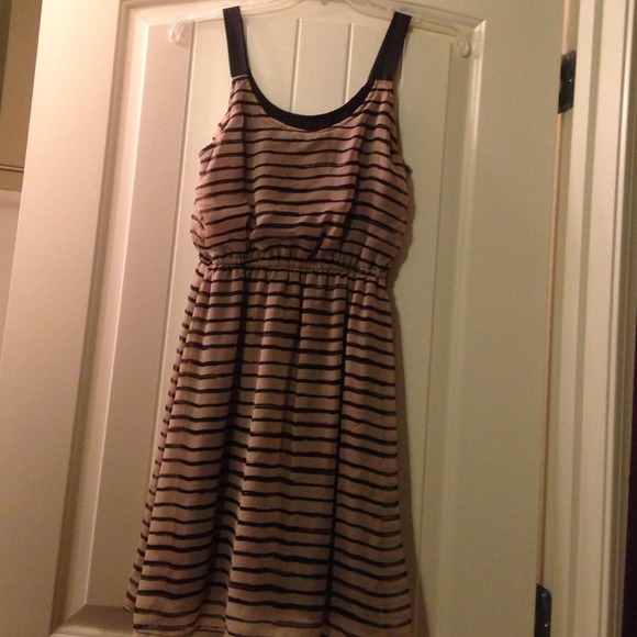 ❌ SOLD IN BUNDLE Tan and black stripe dress