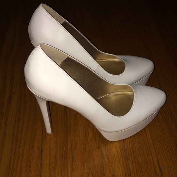 NWOT Brand new white pumps