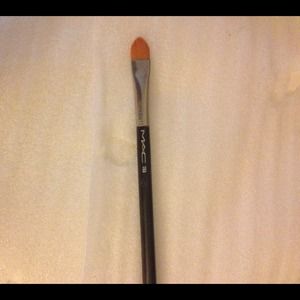 Mac 195 Concelear Brush