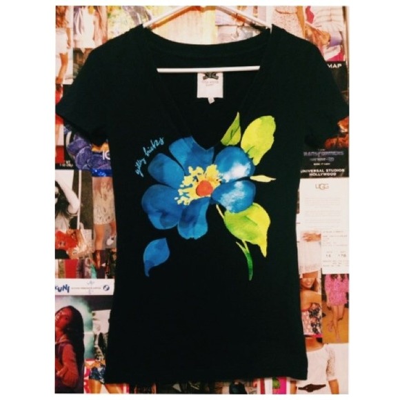 Gilly Hicks Graphic V-neck