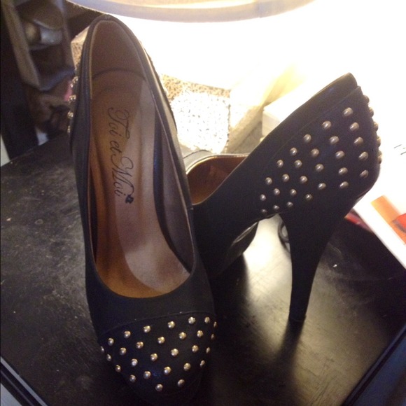 Heels - Picture 2 of 3