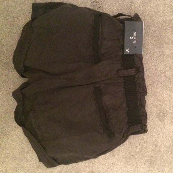 Adorable high wasted shorts!! :) - Picture 2 of 3