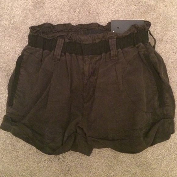 Adorable high wasted shorts!! :) - Picture 3 of 3