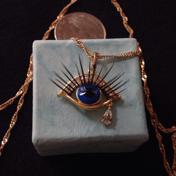This eye necklace so lifelike with faux eyelashes - Picture 1 of 3