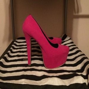 GORGEOUS hot pink suede platform pumps