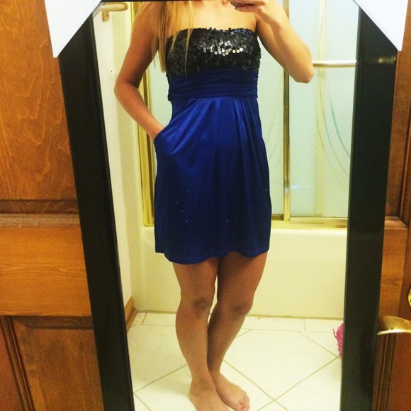 🔹Royal blue strapless sequin dress w/pockets🔹