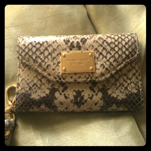 Michael Kors Clutches & Wallets - Michael Kors iPhone 4/4s wristlet