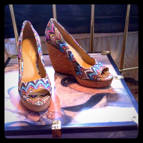 Adorable wedges. NOW FOR ONLY $20!!!🌟