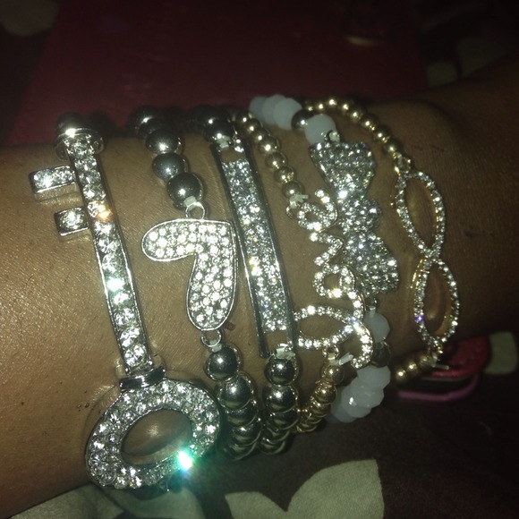 🎯 SOLD ✋Set of 6 bracelets