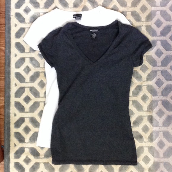 ✖️SOLD✖️ Set of 2 Basic T-shirts - Picture 2 of 2