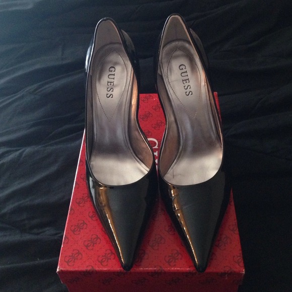 GUESS black patent leather pumps