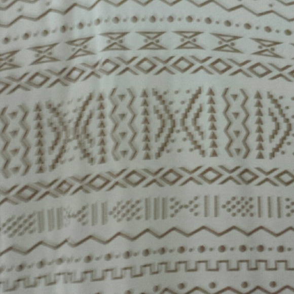 Forever 21 Aztec Pattern Top - Picture 2 of 2
