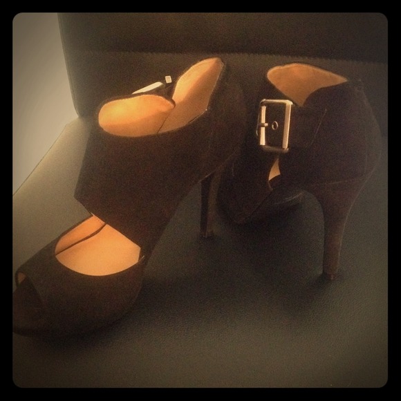 Nine West Open toe, black suede pump.