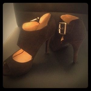 Nine West Open toe, black suede pump.