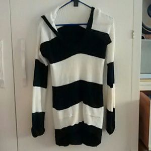 Black and white stripped knitted sweater