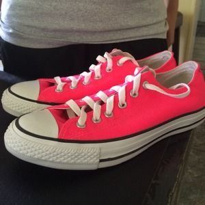 😎REDUCED 😎 HOT PINK *LIKE NEW* Converse "Chucks"