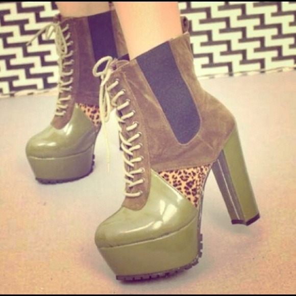 SOLD😎 Olive green booties - Picture 1 of 4