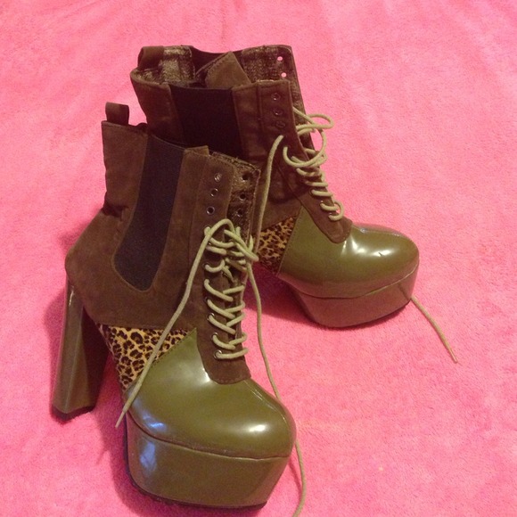 SOLD😎 Olive green booties - Picture 4 of 4