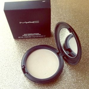 mac blot pressed powder in light