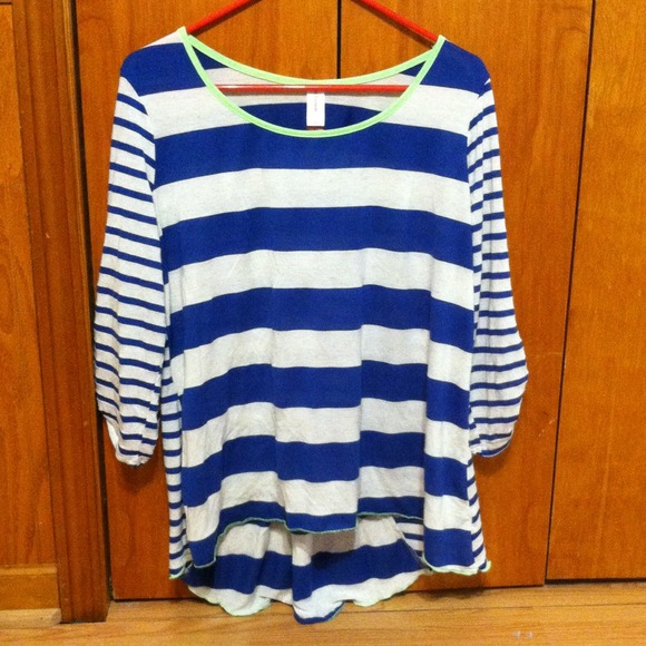 Cute blue and white, slightly hi-lo 3/4 sleeve top