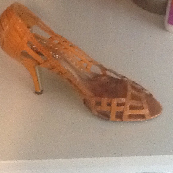 Orange bcbg pumps 3 1/2 inch heels