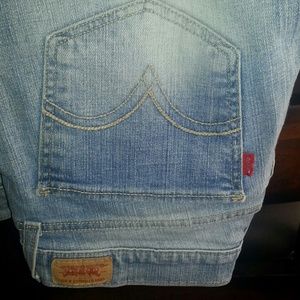 Levis