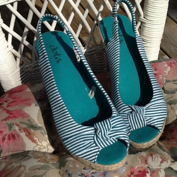Dots Size 8 Green striped shoes
