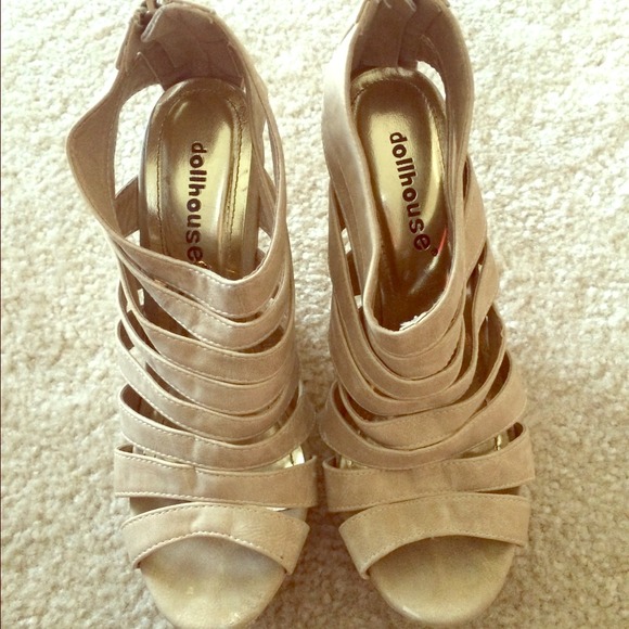 Dollhouse taupe suede wedges