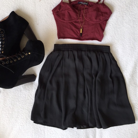 ✨SOLD✨Brandy Melville black skater skirt