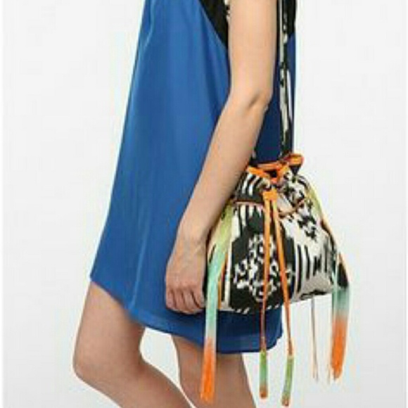 Want! Deena ozzy geo bucket bag urban outfitters - Picture 1 of 2