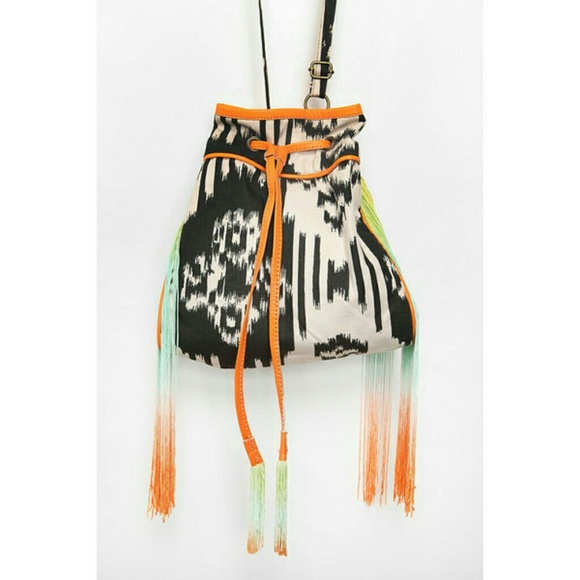 Want! Deena ozzy geo bucket bag urban outfitters - Picture 2 of 2