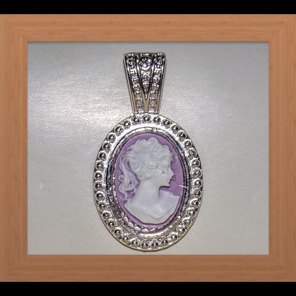 Handcrafted SS Plated Resin Cameo Pendant