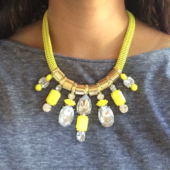 Jewelry - ✨Gorgeous yellow statement necklace!