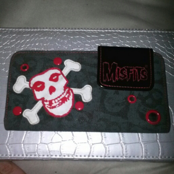 SOLD!! MISFITS CHECKBOOK WALLET - Picture 2 of 4