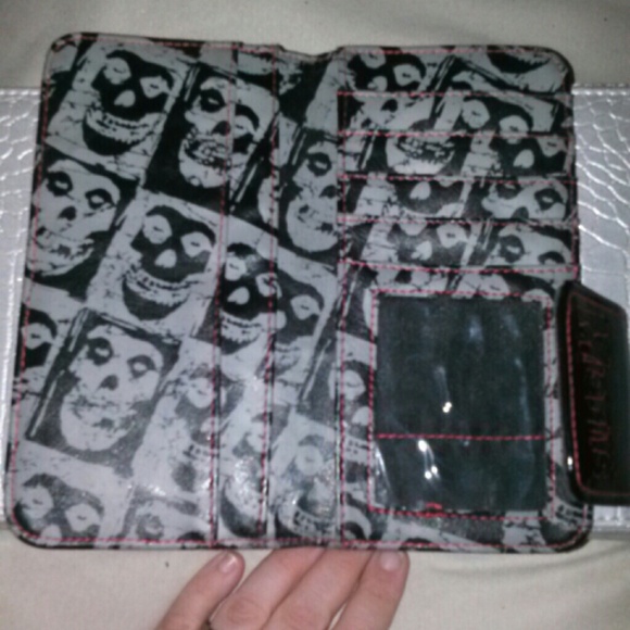 SOLD!! MISFITS CHECKBOOK WALLET - Picture 3 of 4