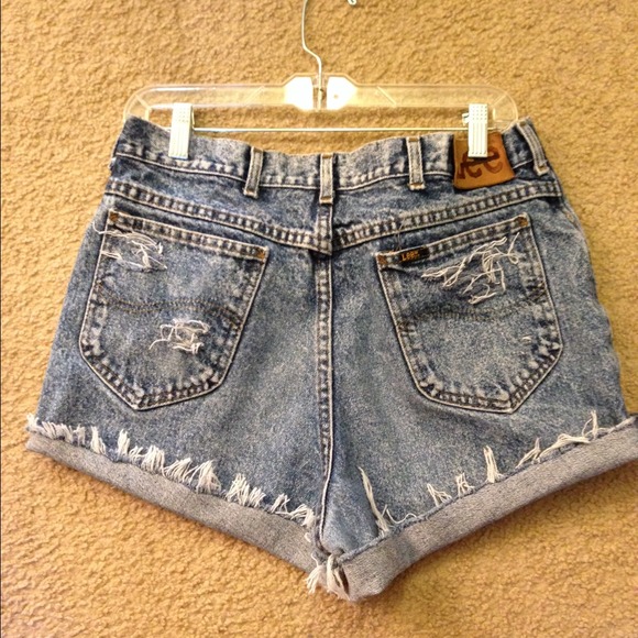 🚫sold in bundle🚫Distressed highwaisted shorts - Picture 2 of 4
