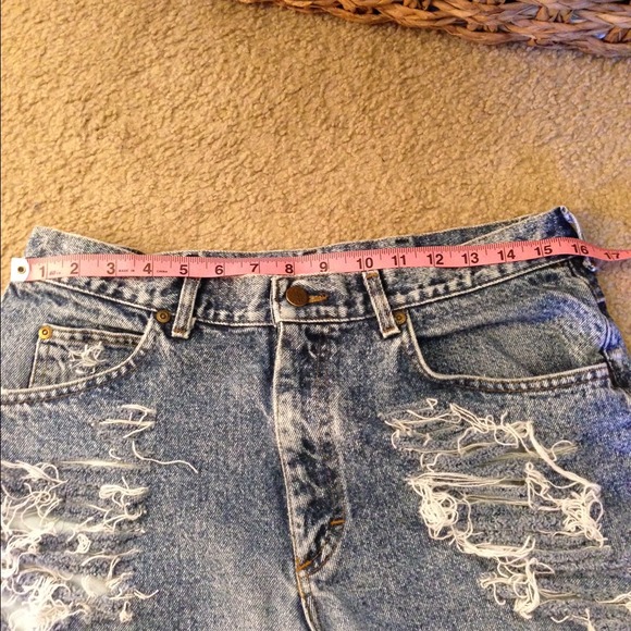 🚫sold in bundle🚫Distressed highwaisted shorts - Picture 3 of 4