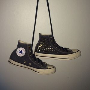 High top charcoal converse with gold studs👢