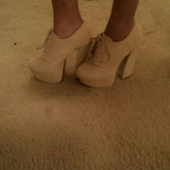 Off white 5" platform pumps